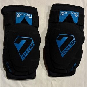 Seven iDP Flex Knee Pads NWOT
Seven7 Black and Blue Protective Gear for Knees